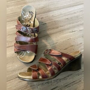 Romika European women’s slide brown leather heels. Button detail size 9